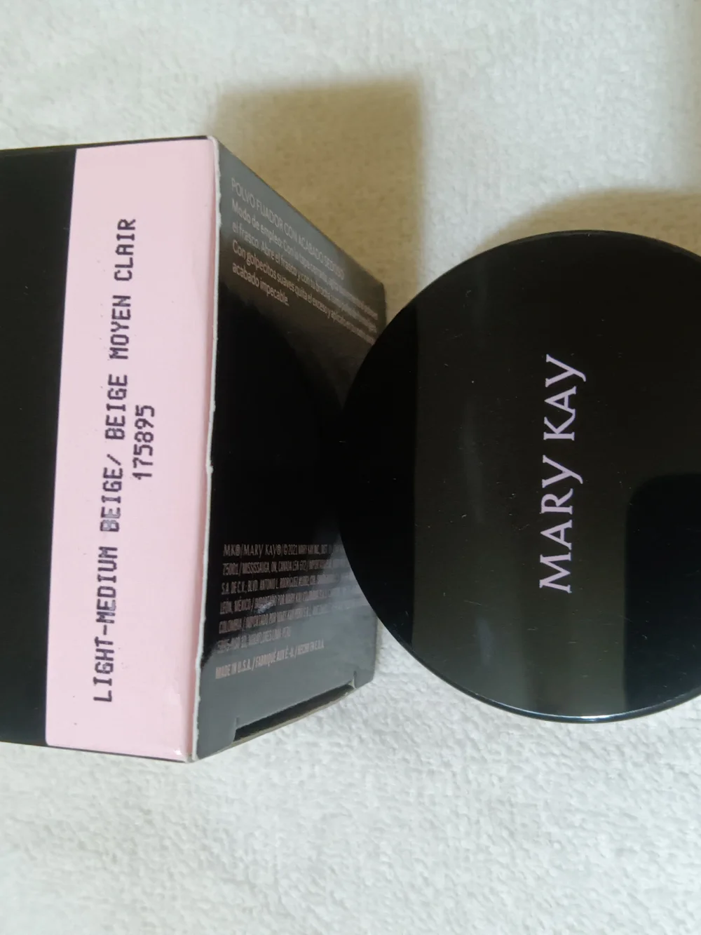 Mary Kay Silky Setting Powder - Light Medium Beige